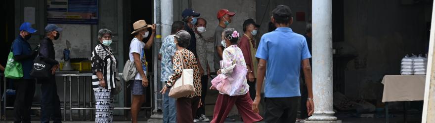 Sans retraite en Thaïlande, les personnes âgées tirent sur la corde
