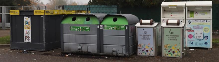 Qu'est-ce qui est jaune et qui attend ?