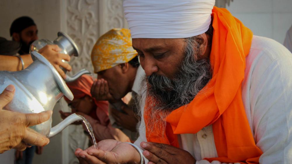 Au temple sikh Gurudwara Bangla Sahib, les fidèles se lavent de leurs péchés...