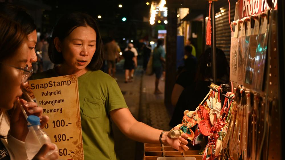 Dans son échoppe, à quelques pas de l'artère principale, Cici vend des sodas et du thé. © Tom Soriano