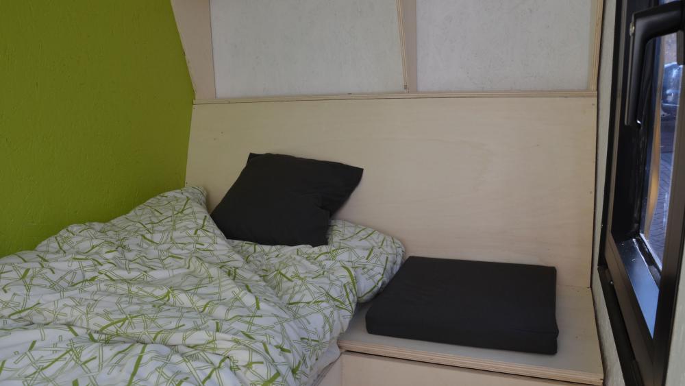 Un lit, une chaise...