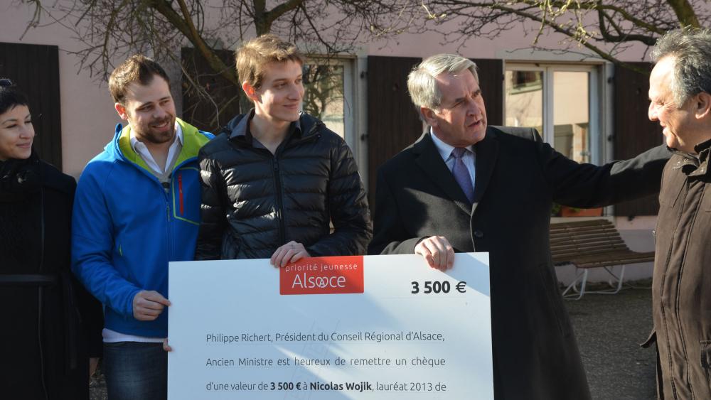 Nicolas Roth (en bleu) et Nicolas Wojcik reçoivent leur chèque des mains de Philippe Richert, président de Région (à droite).