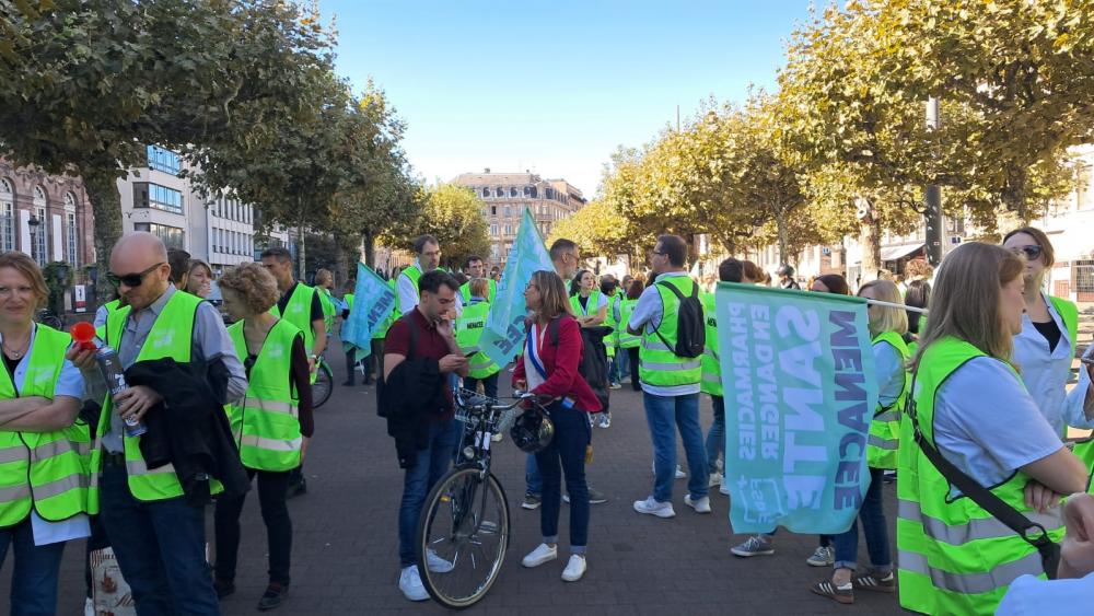 Les députés Théo Bernhardt (Rassemblement National) et Sandra Regol (Les Écologistes) sont présent sur place. ©Gaïa Herbelin