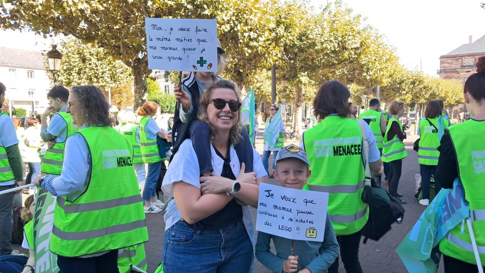 Une mère est venue accompagnée de ses deux enfants présents pour la soutenir. ©Gaïa Herbelin