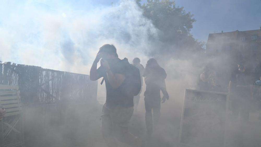 La fumée des lacrymos envahit la rue près de la cité administrative. © Titouan Catel--Daronnat