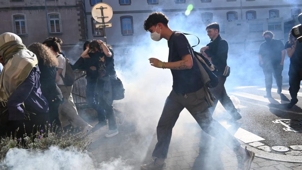 La fumée des lacrymos envahit la rue près de la cité administrative. © Titouan Catel--Daronnat